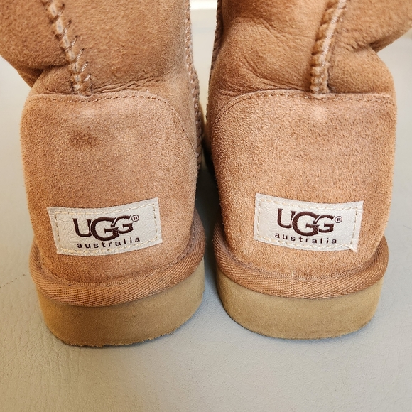 UGG Women's Classic Short Boots + Care Kit size 9 - Picture 6 of 9